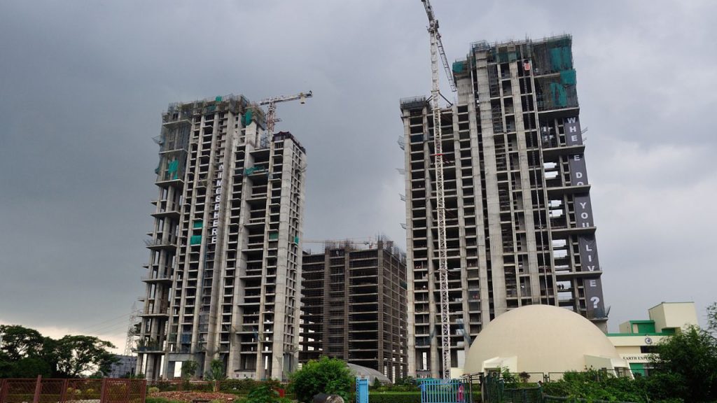 An image showing high rise apartment units in under construction.